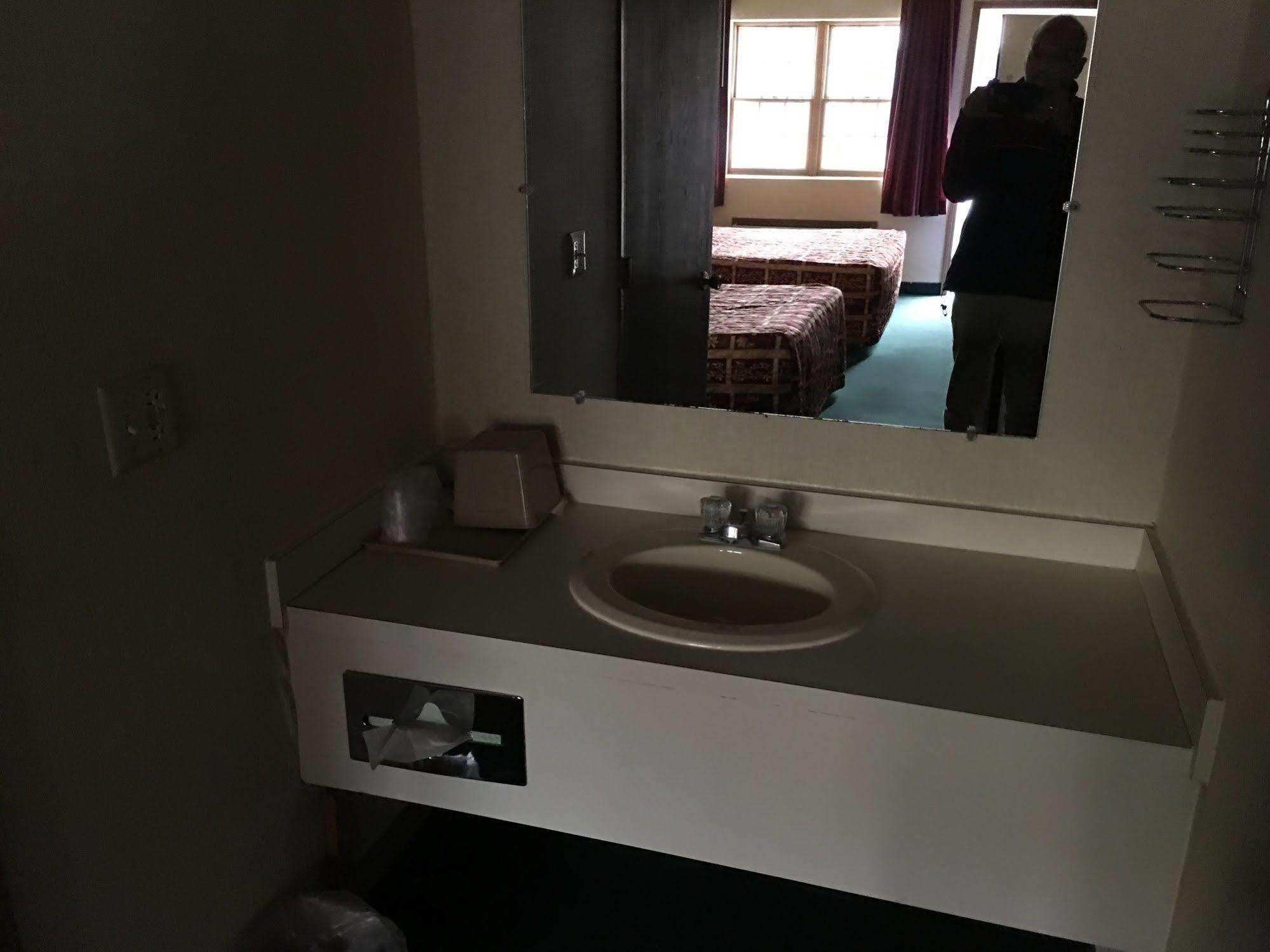 Parkway Inn ヴェスタル エクステリア 写真