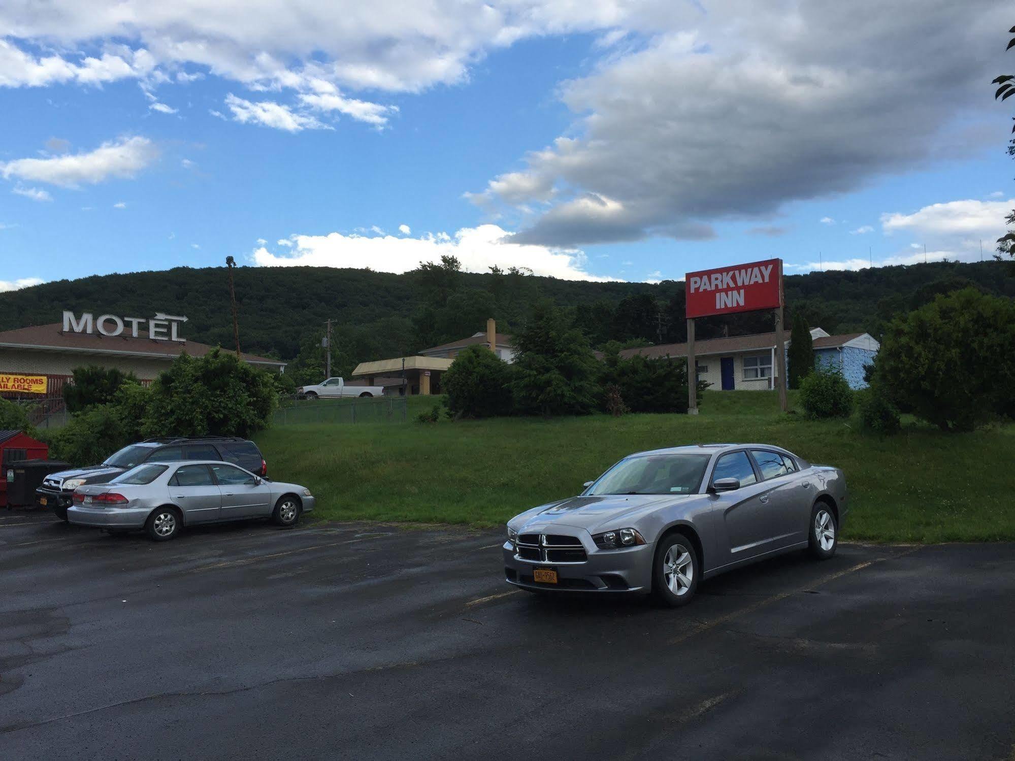 Parkway Inn ヴェスタル エクステリア 写真